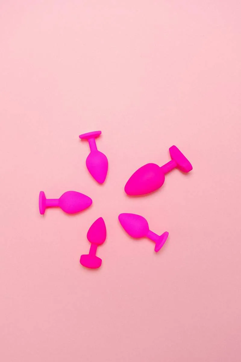 Mehrere pinke Silikon-Plugs auf rosa Hintergrund