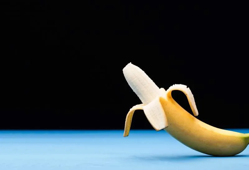 Banane vor dunklem Hintergrund als Symbolbild