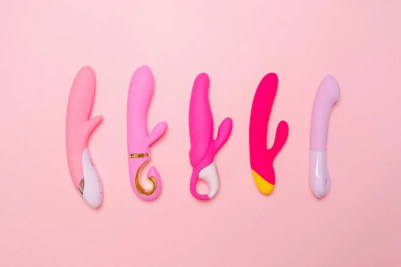 Fünf Vibratoren in Rosatönen auf rosa Hintergrund